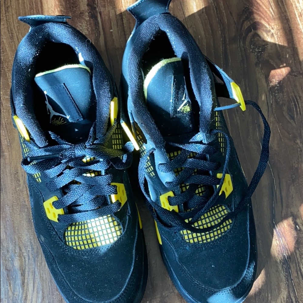 Jordan4 retro thunder